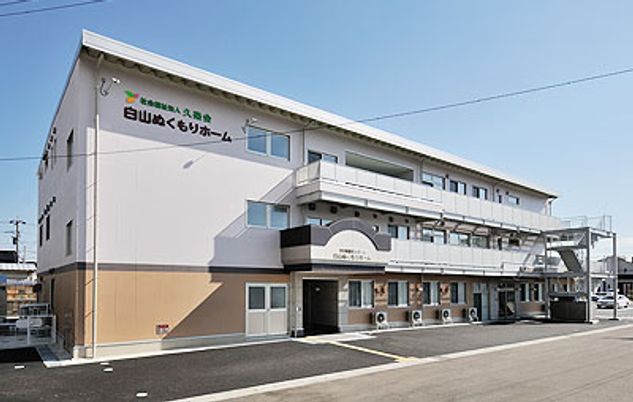 落ち着いた外観の建物