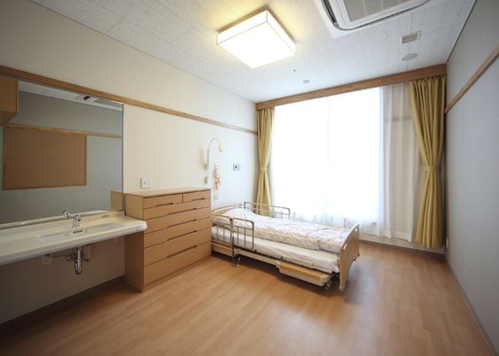 明るい個室の居室