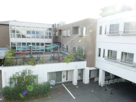 施設の明るい外観