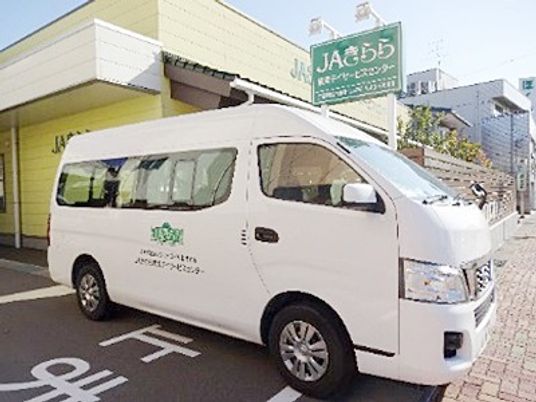 停車する送迎車