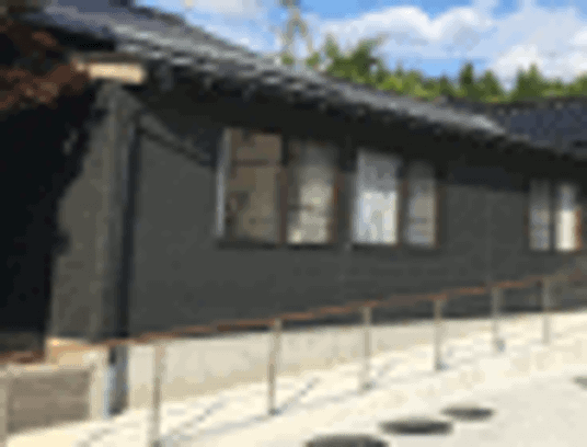 黒い外壁と手すりの建物