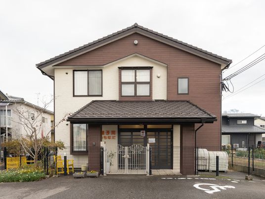 茶色い居宅の外観