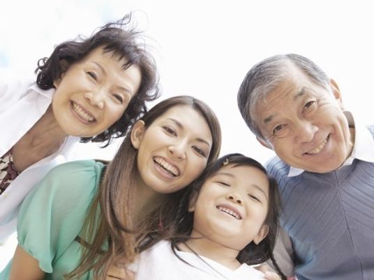 年配と若者の笑顔
