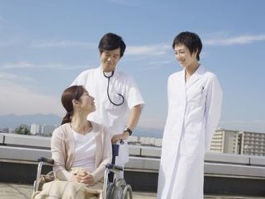笑顔交わすスタッフと利用者