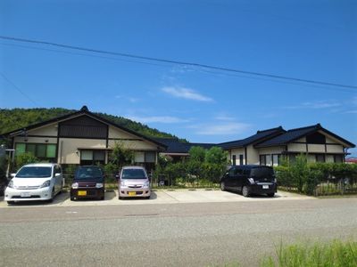青空と緑の施設外観