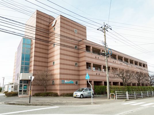 茶色の外観の建物