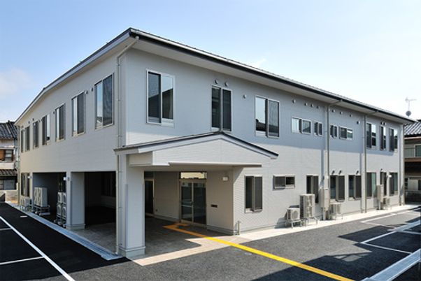 明るい建物の外観