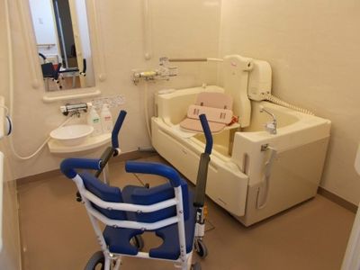 介護用の清潔な浴室