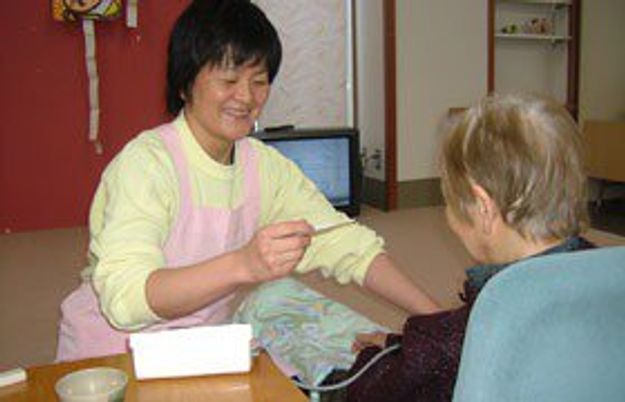 笑顔で食事介助をする人