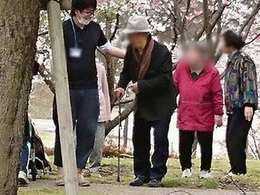散歩を楽しむ人々
