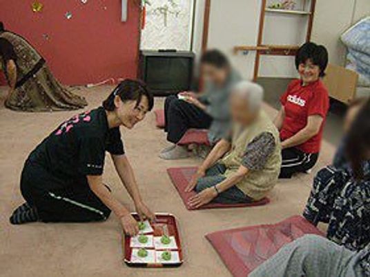 スタッフと利用者の交流場面