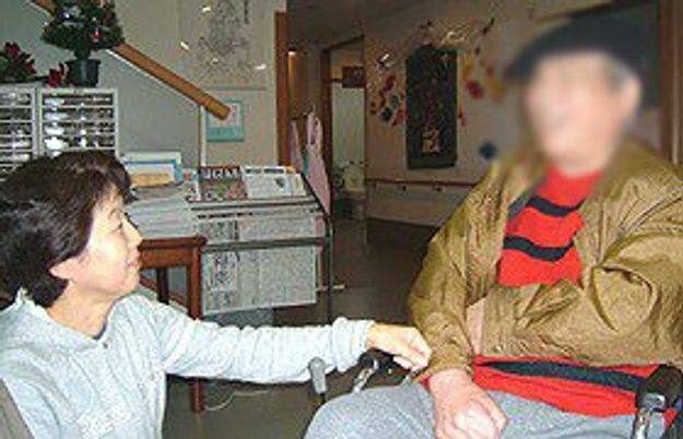 親しげなスタッフと利用者の様子廊下