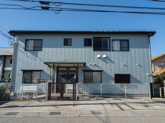 施設の落ち着いた外観