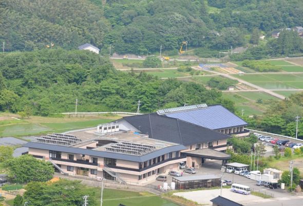 緑に囲まれた建物外観