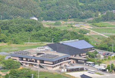 緑に囲まれた建物外観
