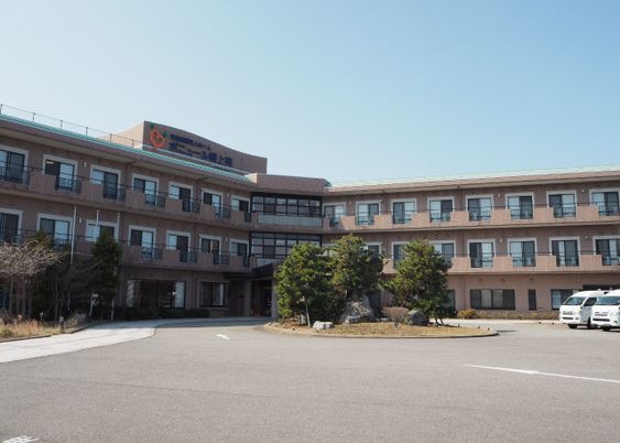 広い駐車場を持つ外観