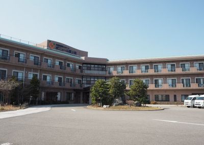広い駐車場を持つ外観