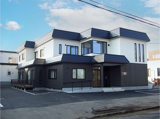 広々とした建物外観