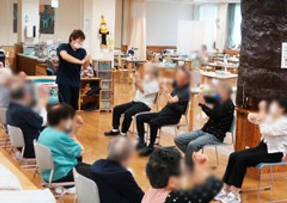 椅子に座る人たちの体操