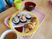多彩な料理が並ぶ食事トレー
