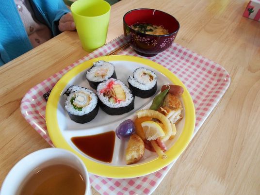 多彩な料理が並ぶ食事トレー