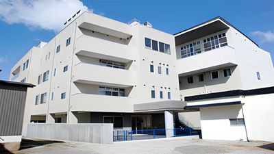 白い建物の外観
