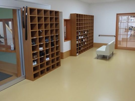 靴棚が並ぶ入口廊下