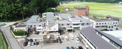 広い駐車場のある建物