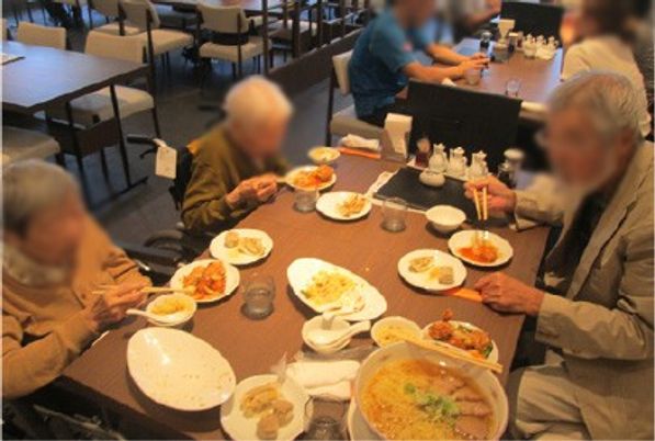 賑やかな食事風景