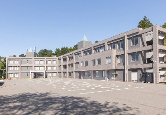 広い駐車場の外観