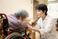 聴診する介護士と利用者