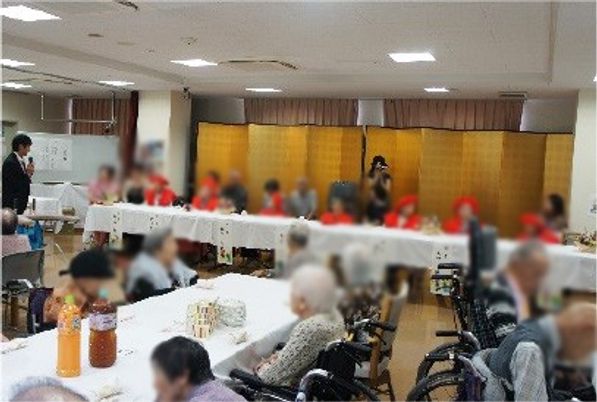 賑やかなダイニング
