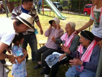 笑顔溢れる中庭