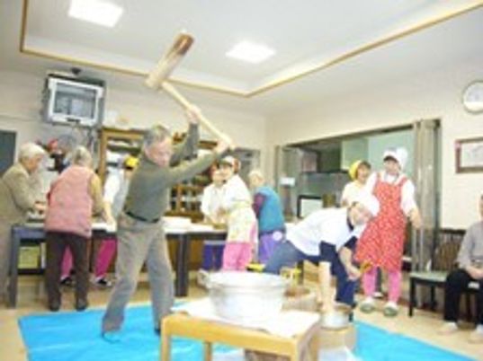 餅つきを楽しむ人たち
