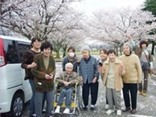 桜と笑顔の集合写真