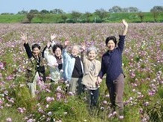 花畑で楽しむ人々