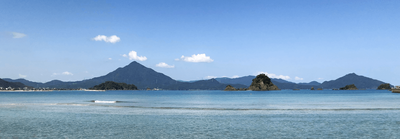 青い海と山の風景