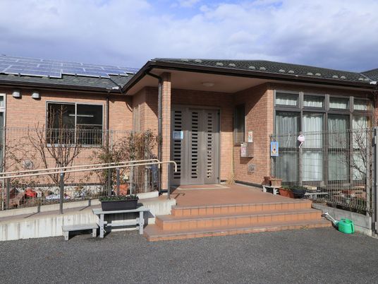 入口と段差のある屋外
