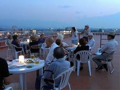屋上での夕暮れ時の集い