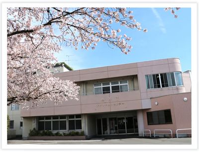 桜と施設の外観