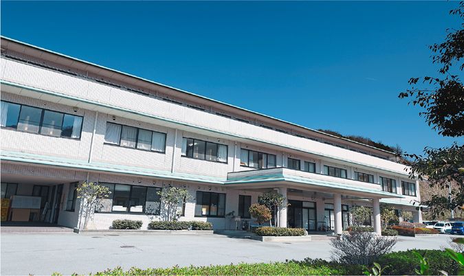 広々とした施設の外観
