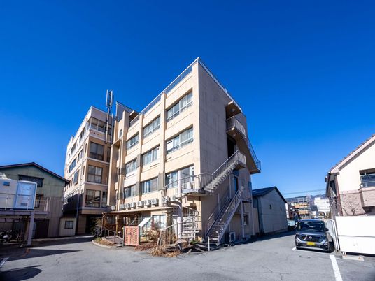 大きな建物の外観