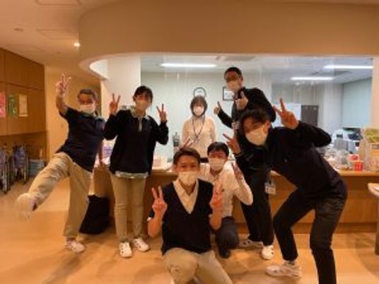 スタッフの元気なポーズ