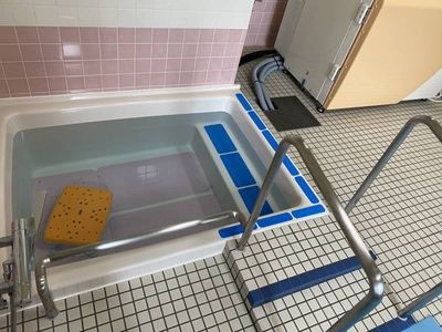 手すり付き浴槽の浴室