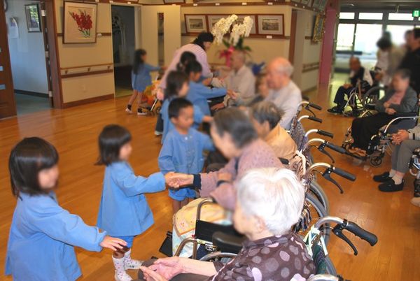 交流する子どもたちと利用者たち
