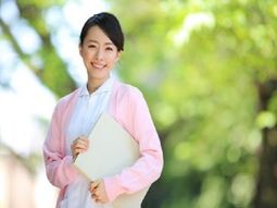 笑顔のスタッフ屋外立ち姿