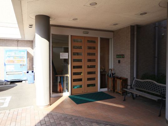 明るい施設のエントランス