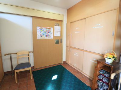 廊下の手すりと掲示物