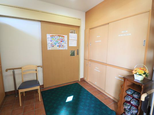 廊下の手すりと掲示物
