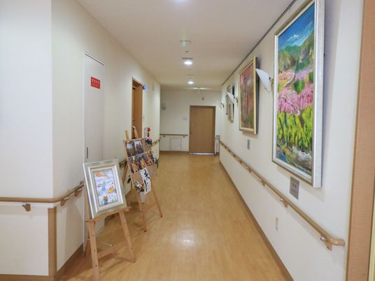 明るい廊下と絵画